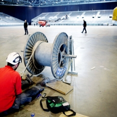 GenÃ¨ve, le 15 octobre, Palexpo, Halle 6, reportage dans les coulisses et les travailleurs de l' Ombre pour monter les 8 000 places pour le concert de MylÃ¨ne Farmer...Â©pascal frautschi