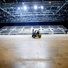 GenÃ¨ve, le 15 octobre, Palexpo, Halle 6, reportage dans les coulisses et les travailleurs de l' Ombre pour monter les 8 000 places pour le concert de MylÃ¨ne Farmer...Â©pascal frautschi