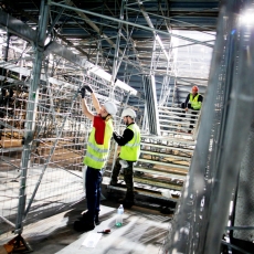 GenÃ¨ve, le 15 octobre, Palexpo, Halle 6, reportage dans les coulisses et les travailleurs de l' Ombre pour monter les 8 000 places pour le concert de MylÃ¨ne Farmer...Â©pascal frautschi