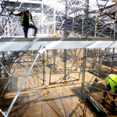 GenÃ¨ve, le 15 octobre, Palexpo, Halle 6, reportage dans les coulisses et les travailleurs de l' Ombre pour monter les 8 000 places pour le concert de MylÃ¨ne Farmer...Â©pascal frautschi