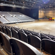 GenÃ¨ve, le 15 octobre, Palexpo, Halle 6, reportage dans les coulisses et les travailleurs de l' Ombre pour monter les 8 000 places pour le concert de MylÃ¨ne Farmer...Â©pascal frautschi