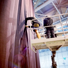 GenÃ¨ve, le 15 octobre, Palexpo, Halle 6, reportage dans les coulisses et les travailleurs de l' Ombre pour monter les 8 000 places pour le concert de MylÃ¨ne Farmer...Â©pascal frautschi