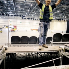 GenÃ¨ve, le 15 octobre, Palexpo, Halle 6, reportage dans les coulisses et les travailleurs de l' Ombre pour monter les 8 000 places pour le concert de MylÃ¨ne Farmer...Â©pascal frautschi