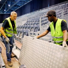 GenÃ¨ve, le 15 octobre, Palexpo, Halle 6, reportage dans les coulisses et les travailleurs de l' Ombre pour monter les 8 000 places pour le concert de MylÃ¨ne Farmer...Â©pascal frautschi