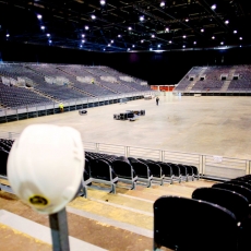 GenÃ¨ve, le 15 octobre, Palexpo, Halle 6, reportage dans les coulisses et les travailleurs de l' Ombre pour monter les 8 000 places pour le concert de MylÃ¨ne Farmer...Â©pascal frautschi