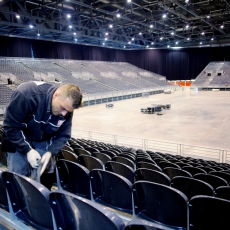 GenÃ¨ve, le 15 octobre, Palexpo, Halle 6, reportage dans les coulisses et les travailleurs de l' Ombre pour monter les 8 000 places pour le concert de MylÃ¨ne Farmer...Â©pascal frautschi