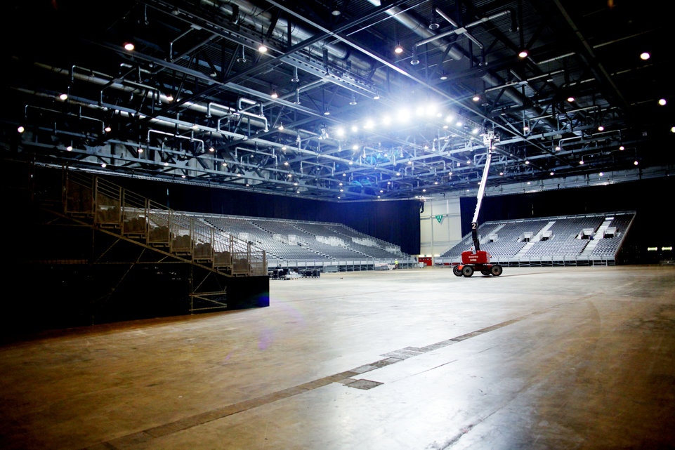 GenÃ¨ve, le 15 octobre, Palexpo, Halle 6, reportage dans les coulisses et les travailleurs de l' Ombre pour monter les 8 000 places pour le concert de MylÃ¨ne Farmer...Â©pascal frautschi