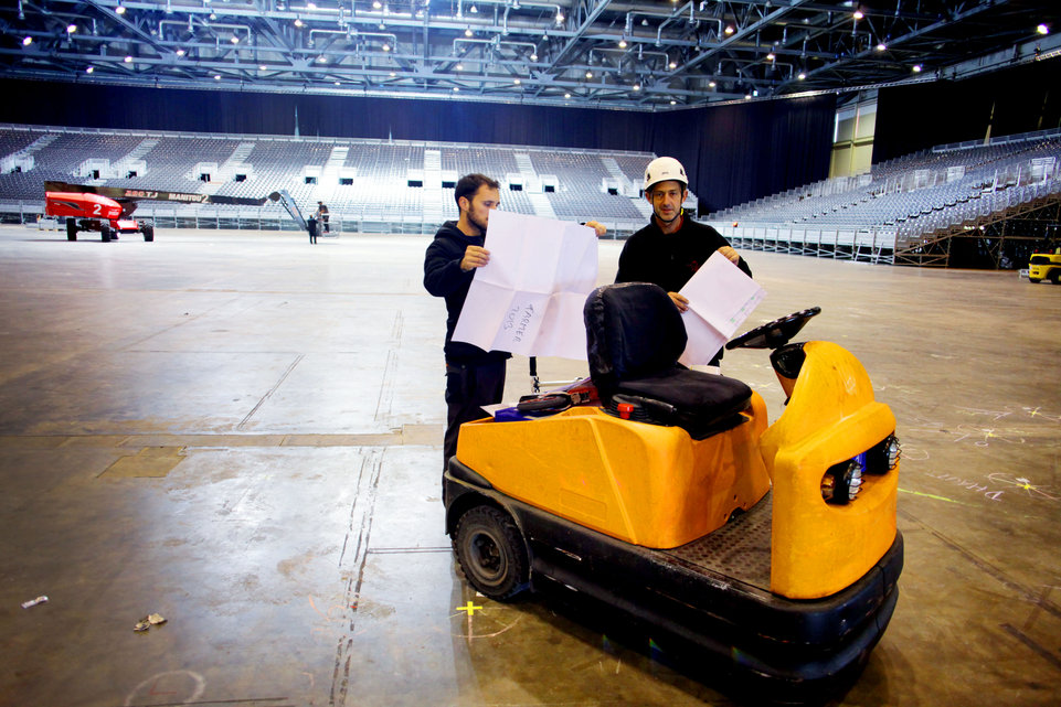 GenÃ¨ve, le 15 octobre, Palexpo, Halle 6, reportage dans les coulisses et les travailleurs de l' Ombre pour monter les 8 000 places pour le concert de MylÃ¨ne Farmer...Â©pascal frautschi