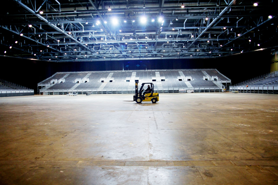 GenÃ¨ve, le 15 octobre, Palexpo, Halle 6, reportage dans les coulisses et les travailleurs de l' Ombre pour monter les 8 000 places pour le concert de MylÃ¨ne Farmer...Â©pascal frautschi