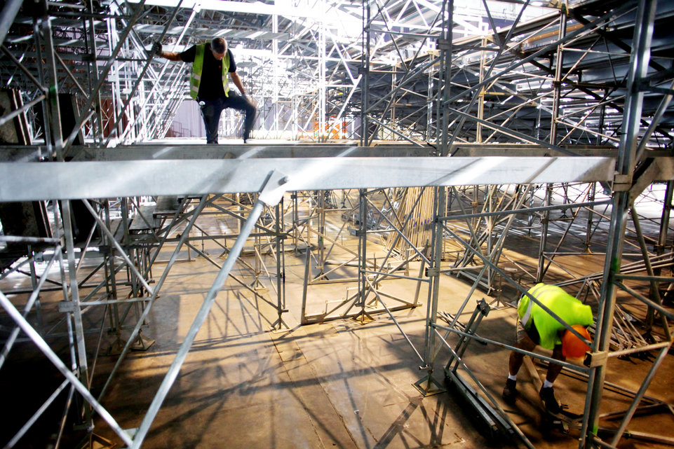 GenÃ¨ve, le 15 octobre, Palexpo, Halle 6, reportage dans les coulisses et les travailleurs de l' Ombre pour monter les 8 000 places pour le concert de MylÃ¨ne Farmer...Â©pascal frautschi