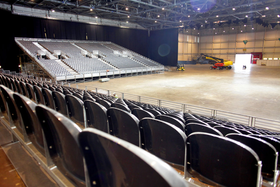 GenÃ¨ve, le 15 octobre, Palexpo, Halle 6, reportage dans les coulisses et les travailleurs de l' Ombre pour monter les 8 000 places pour le concert de MylÃ¨ne Farmer...Â©pascal frautschi