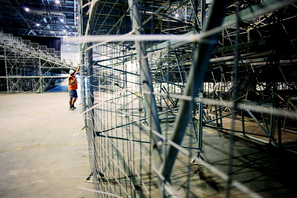 GenÃ¨ve, le 15 octobre, Palexpo, Halle 6, reportage dans les coulisses et les travailleurs de l' Ombre pour monter les 8 000 places pour le concert de MylÃ¨ne Farmer...Â©pascal frautschi