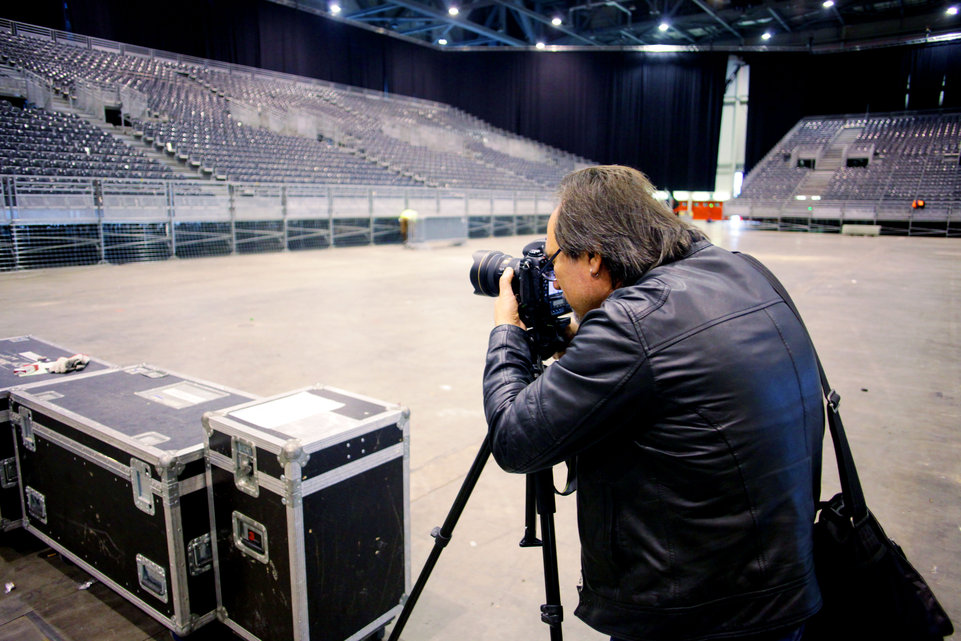 GenÃ¨ve, le 15 octobre, Palexpo, Halle 6, reportage dans les coulisses et les travailleurs de l' Ombre pour monter les 8 000 places pour le concert de MylÃ¨ne Farmer...Â©pascal frautschi