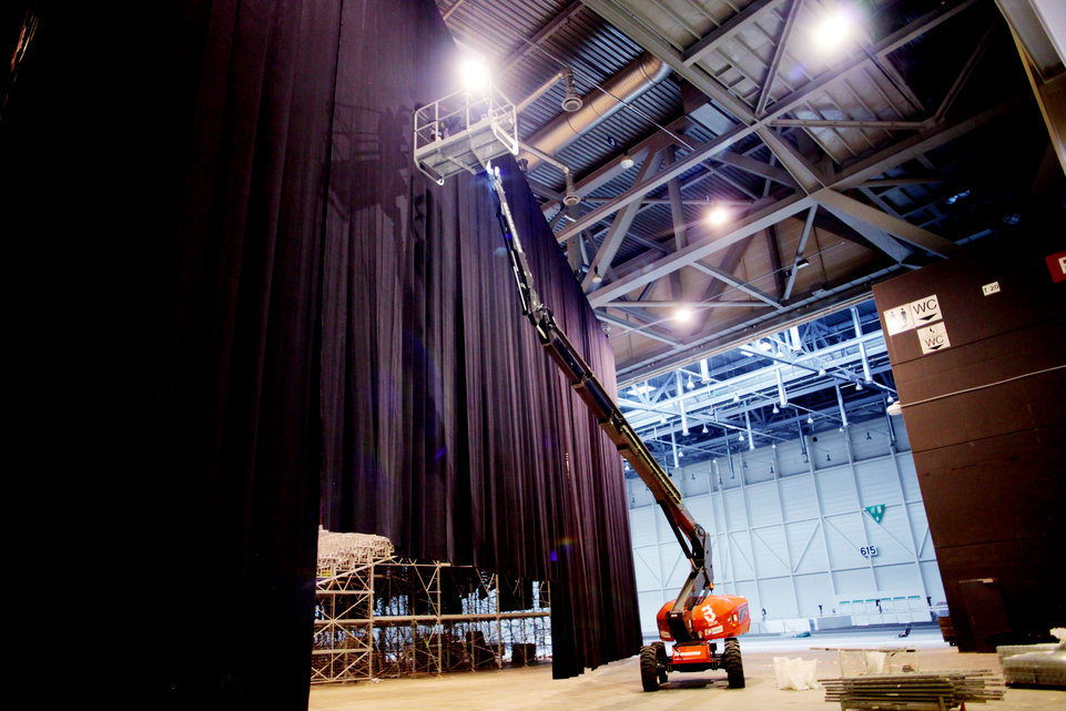 GenÃ¨ve, le 15 octobre, Palexpo, Halle 6, reportage dans les coulisses et les travailleurs de l' Ombre pour monter les 8 000 places pour le concert de MylÃ¨ne Farmer...Â©pascal frautschi