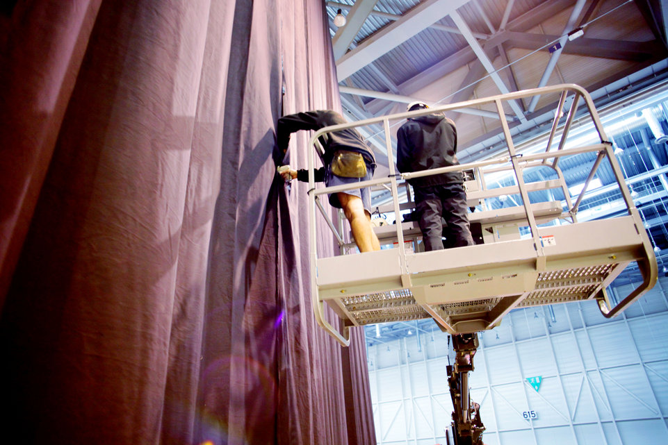 GenÃ¨ve, le 15 octobre, Palexpo, Halle 6, reportage dans les coulisses et les travailleurs de l' Ombre pour monter les 8 000 places pour le concert de MylÃ¨ne Farmer...Â©pascal frautschi