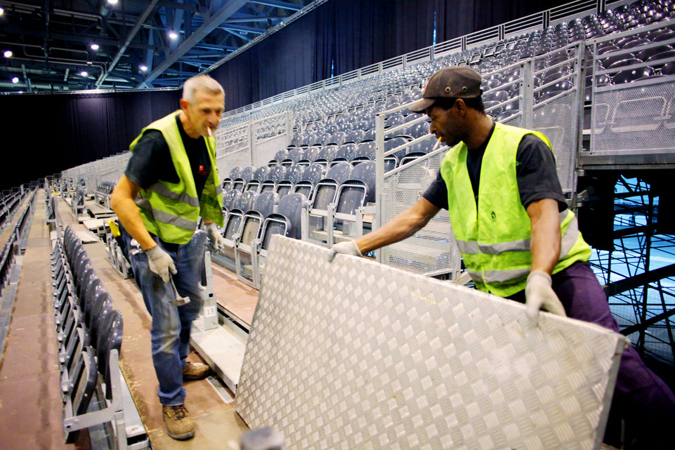 GenÃ¨ve, le 15 octobre, Palexpo, Halle 6, reportage dans les coulisses et les travailleurs de l' Ombre pour monter les 8 000 places pour le concert de MylÃ¨ne Farmer...Â©pascal frautschi