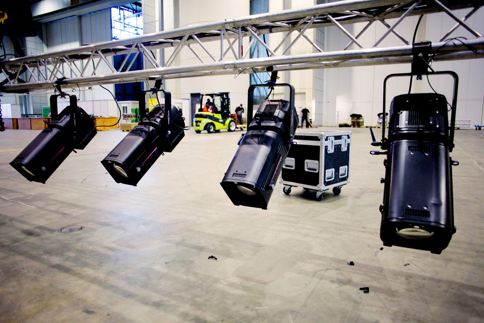 GenÃ¨ve, le 15 octobre, Palexpo, Halle 6, reportage dans les coulisses et les travailleurs de l' Ombre pour monter les 8 000 places pour le concert de MylÃ¨ne Farmer...Â©pascal frautschi