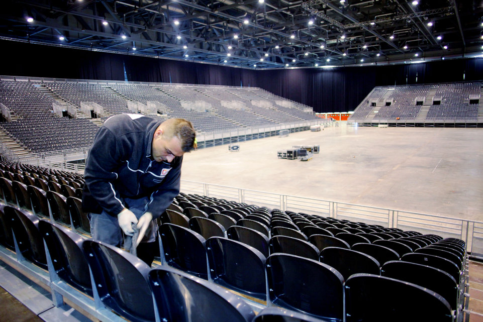 GenÃ¨ve, le 15 octobre, Palexpo, Halle 6, reportage dans les coulisses et les travailleurs de l' Ombre pour monter les 8 000 places pour le concert de MylÃ¨ne Farmer...Â©pascal frautschi