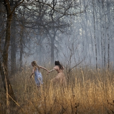 Crystal Reed et Mylène Farmer dans le film Ghostland de Pascal Laugier