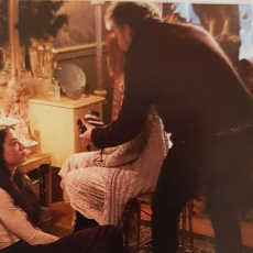 Crystal Reed et Mylène Farmer - Tournage du film Ghostland - 2016 - Winnipeg, Canada - Photo : Mars Films - Photo publiée dans le magazine Gala le 7 mars 2018