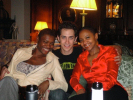 Esther Dobong (à gauche) avec le danseur Reed Kelly et la choriste Johanna Manchec en 2009 lors du Tour 2009