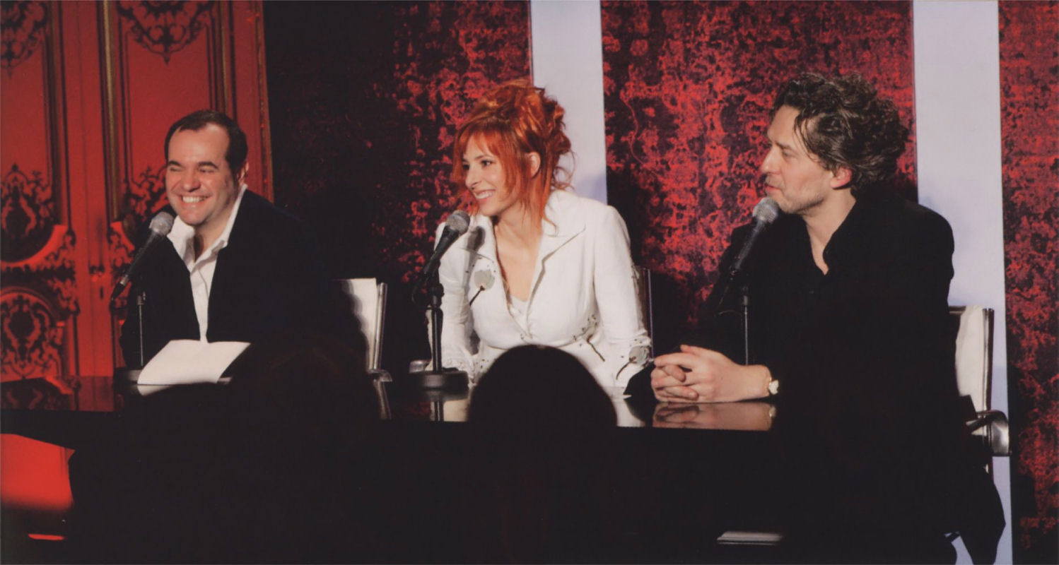 Thierry Suc with Mylène Farmer and Laurent Boutonnat in December 2004 (press conference) - Photo: Claude Gassian